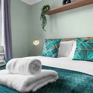 Apartment Chic 2 Bedroom Near Liverpool Street By Gold, London